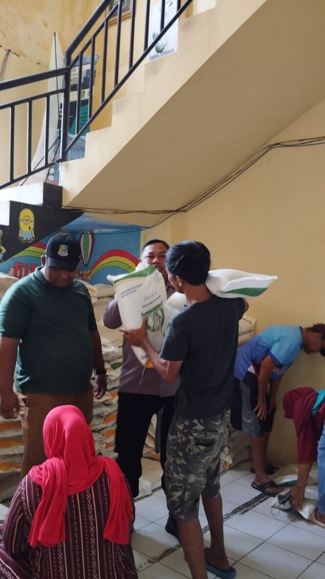 
					Polsek Pondok Gede Amankan Penyaluran Bansos Beras dan Minyak Goreng di Jatiwaringin