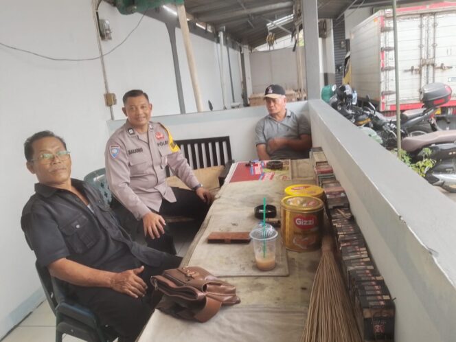 
					Perkuat Sinergi di Tingkat Lingkungan, Bhabinkamtibmas Mustikasari Sambangi Tokoh Masyarakat dan Ketua RW