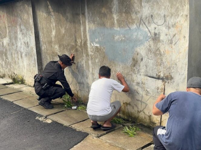 
					Brimob Metro Jaya Gelar Gerakan ASRI, Masjid dan Lingkungan Warga Ciputat Jadi Lebih Bersih