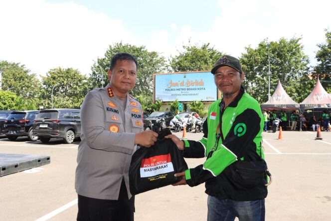 
					Pererat Silaturahmi, Kapolres Metro Bekasi Kota Pimpin Kegiatan Jumat Berkah Bagi Sembako Kepada Potensi Masyarakat