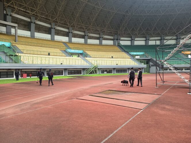 
					Jelang Kick Off Bekasi FC Vs PSPS, Gegana Brimob PMJ Sterilisasi Stadion