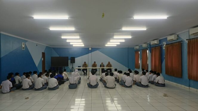 
					Dalam Upaya Antisipasi Tawuran Kapolsek Bekasi Barat Berikan Sosialisasi dan Pembinaan Kepada Siswa SMK