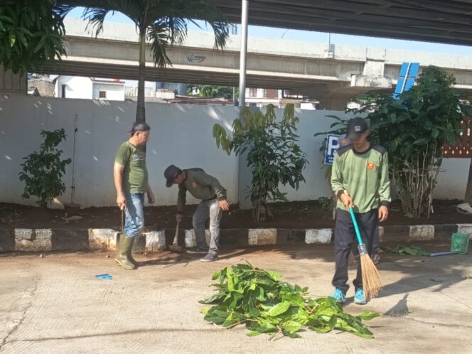 
					Perkuat Sinergi Kewilayahan, Polsek Bekasi Barat Gelar Aksi Bersih Lingkungan di Jakasampurna