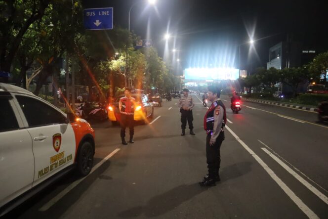 
					Sikat Habis Tawuran dan Balap Liar, Kasat Samapta Pimpin Patroli Skala Besar di Jantung Kota Bekasi