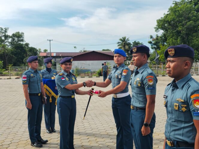 
					Danlanal Bintan Pimpin Upacara dan Berikan Reward Kepada Prajurit Berprestasi