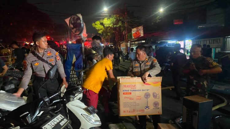 Respons Cepat Polda Metro Jaya saat Kebakaran Pasar Jiung, Warga Dievakuasi dan Dibantu Selamatkan Barang