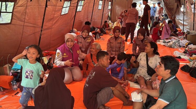 Polwan Brimob Polda Metro Jaya Berikan Trauma Healing untuk Anak-anak Korban Kebakaran Pasar Jiung Kemayoran