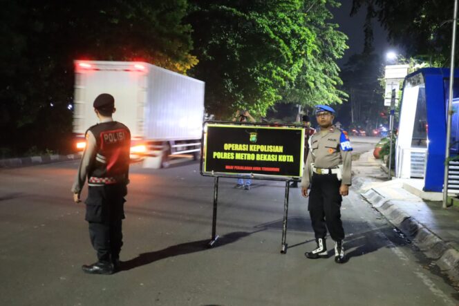 
					Patroli Skala Besar Personil Gabungan Bekasi Kota Sapu Bersih Titik Rawan Kejahatan Jalanan