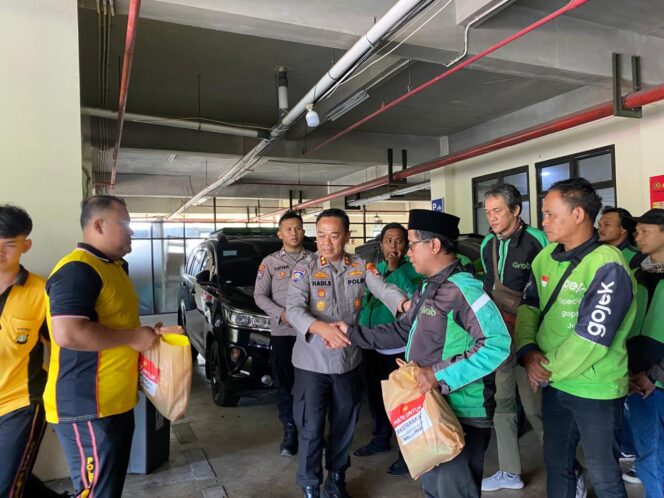 
					Jumat Berkah Polres Metro Bekasi Kota, Kasat Binmas Gelar Silaturahmi dan Berbagi Sembako untuk Ojol serta Ormas