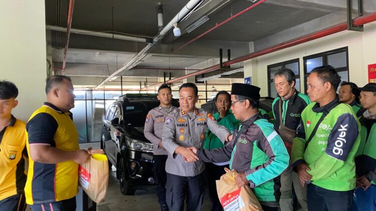 Jumat Berkah Polres Metro Bekasi Kota, Kasat Binmas Gelar Silaturahmi dan Berbagi Sembako untuk Ojol serta Ormas