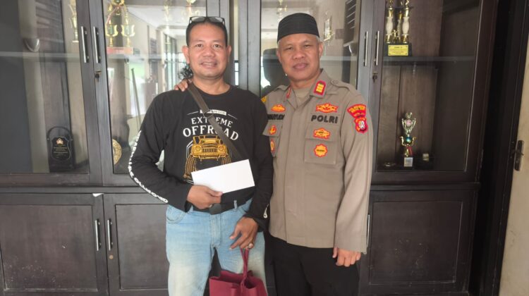 Kapolsek Bekasi Barat Berikan Santunan kepada Keluarga Awak Media yang Sedang Menghadapi Musibah