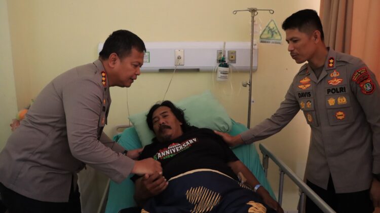Wujud Nyata Polri Peduli, Kapolres Bekasi Kota Jenguk Ketua Ojol Sabuk Kamtibmas di RSUD