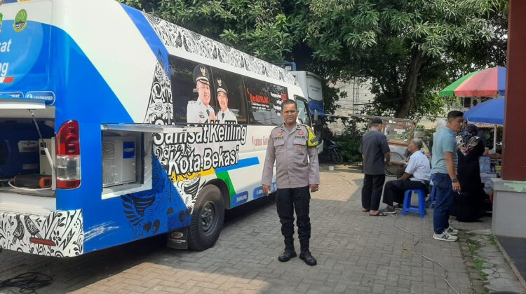 Pastikan Pelayanan SIM dan STNK Lancar, Polsek Bekasi Barat Sekaligus Sosialisasi Pengawalan Uang Cash