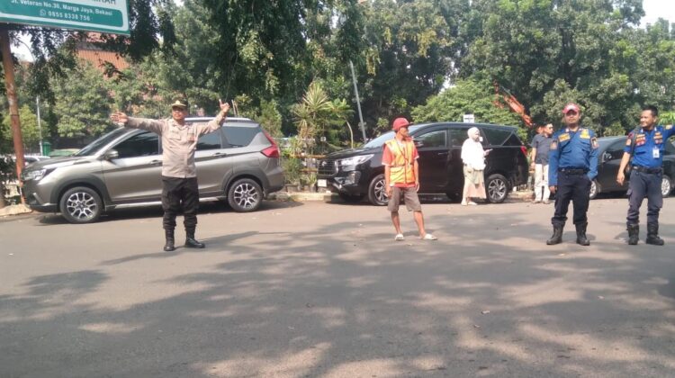 Polsek Bekasi Selatan Amankan Pemulangan Jamaah Haji Kloter 4 Kab. Karawang di Asrama Haji Bekasi