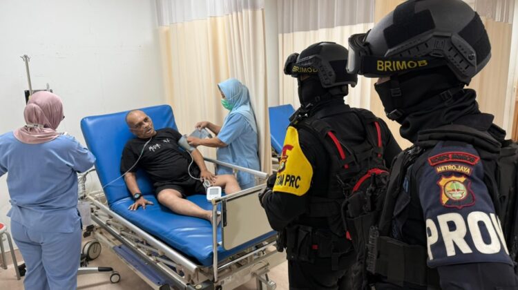 Patroli Brimob Metro Jaya di Jakarta Utara Bantu Warga Sakit ke Rumah Sakit