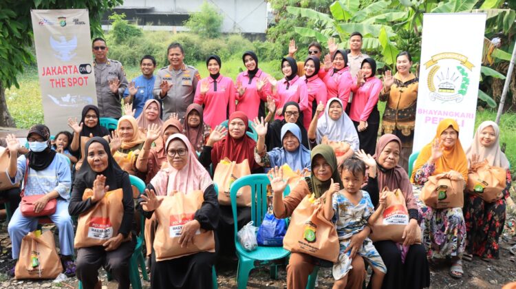 Sentuhan Humanis ‘Jaga Bekasi On The Spot’, Kapolres dan Bhayangkari Sambangi Warga Harapan Mulya