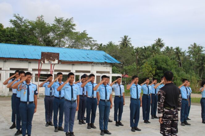 
					Tanamkan Disiplin dan Jiwa Korsa, Pasops Lanal Nias Pimpin Pembinaan Siswa SMA Taruna Hang Tuah Teluk Dalam