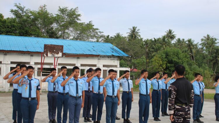Tanamkan Disiplin dan Jiwa Korsa, Pasops Lanal Nias Pimpin Pembinaan Siswa SMA Taruna Hang Tuah Teluk Dalam