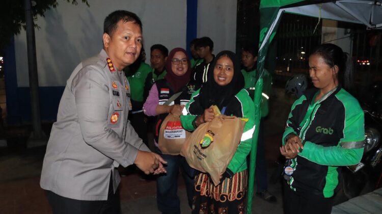 Sambangi Komunitas Ojol di Bulan-Bulan, Kapolres Metro Bekasi Kota Salurkan Bansos Malam Hari