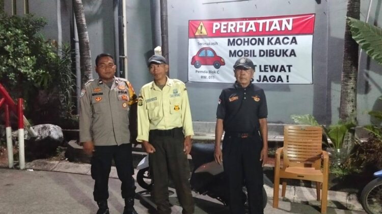 MONITORING POS SECURITY/KAMLING, BHABINKAMTIBMAS KELURAHAN JATIASIH AJAK WARGA TINGKATKAN KEWASPADAAN DAN JAGA KAMTIBMAS