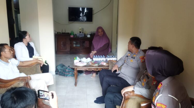 Kapolres Metro Bekasi Kota Laksanakan Anjangsana dan Berikan Bantuan kepada Anggota yang Sakit