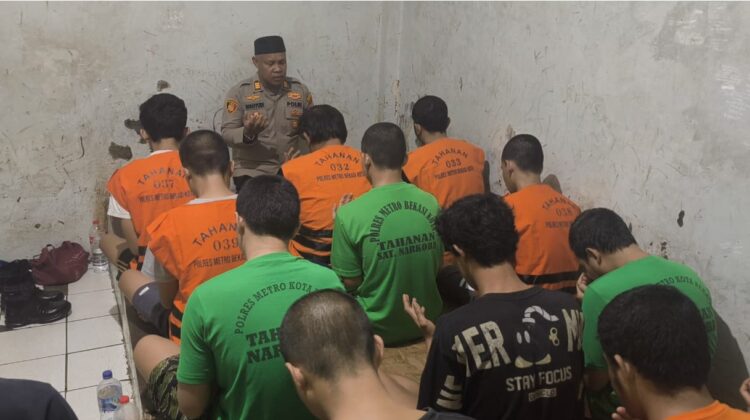 Jaga Jakarta On The Spot Kapolsek Bekasi Barat Berikan Pembinaan Rohani kepada Tahanan di Rutan Polsek