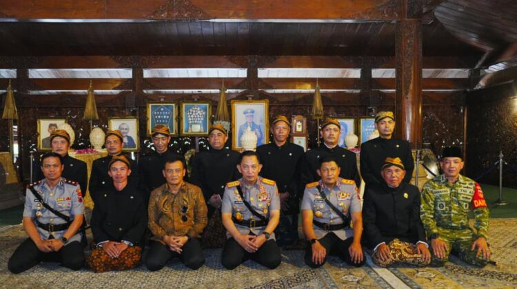 Usai Soekarno dan Gus Dur, Kapolri Ziarah-Tabur Bunga ke Makam Soeharto