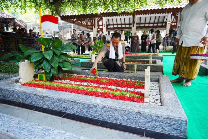 
					Jelang Hari Bhayangkara, Kapolri Ziarah ke Makam Gus Dur
