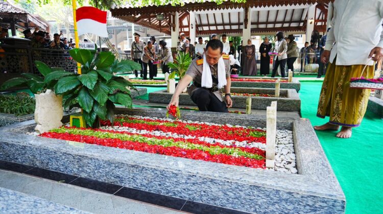 Jelang Hari Bhayangkara, Kapolri Ziarah ke Makam Gus Dur