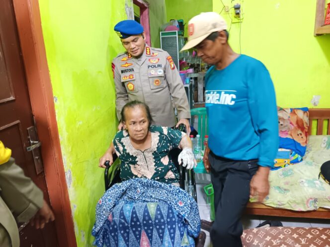 
					Ditpolairud Polda Metro Jaya Salurkan Kursi Roda untuk Warga Pesisir Marunda
