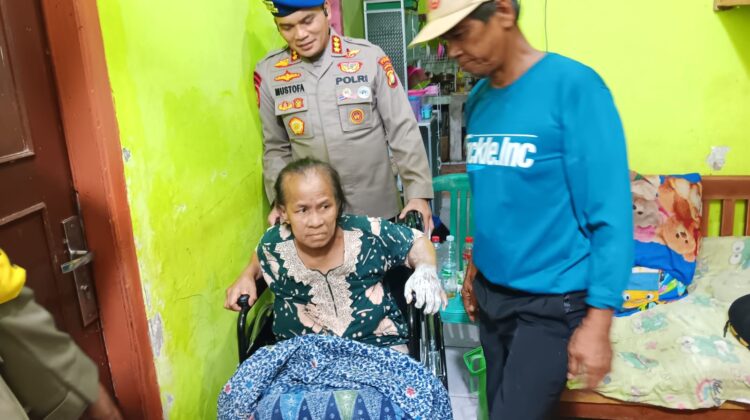 Ditpolairud Polda Metro Jaya Salurkan Kursi Roda untuk Warga Pesisir Marunda