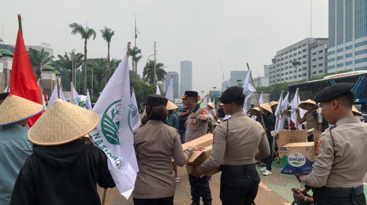 Polisi Bagikan Snack dan Minuman ke Massa Aksi KNARA di DPR
