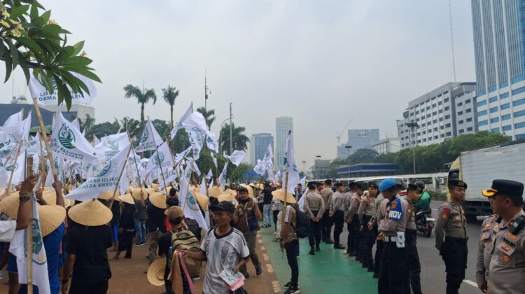 Polda Metro Jaya Kedepankan Pelayanan Humanis Saat Kawal Aksi KNARA di DPR Dengan Spanduk Simpatik