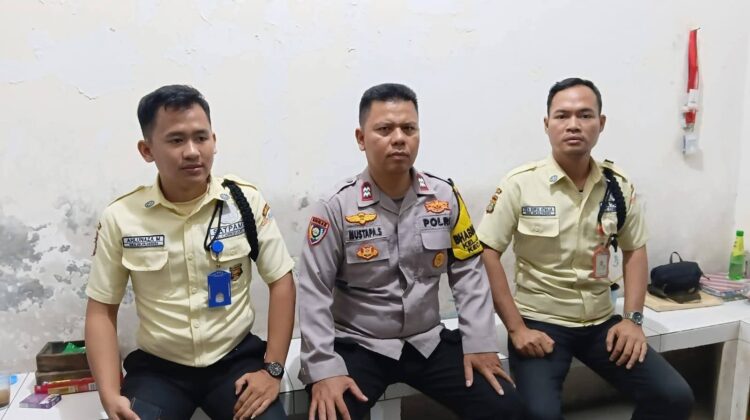 BHABINKAMTIBMAS KELURAHAN JATILUHUR LAKSANAKAN MONITORING WILAYAH DENGAN BERKUNJUNG KE POS KEAMANAN, UNTUK PASTIKAN WILAYAHNYA AMAN DAN KONDUSIF