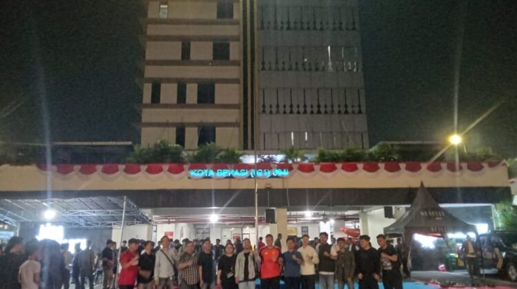 Kapolres Metro Bekasi Kota duduk Lesehan Nobar Piala Dunia Kamtibmas Bersama Mahasiswa dan Pemuda Kota Bekasi 