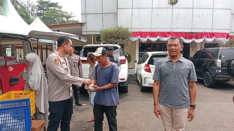Jakarta On The Spot: Polsek Pondok Gede Penyaluran Paket Sembako di Jaticempaka