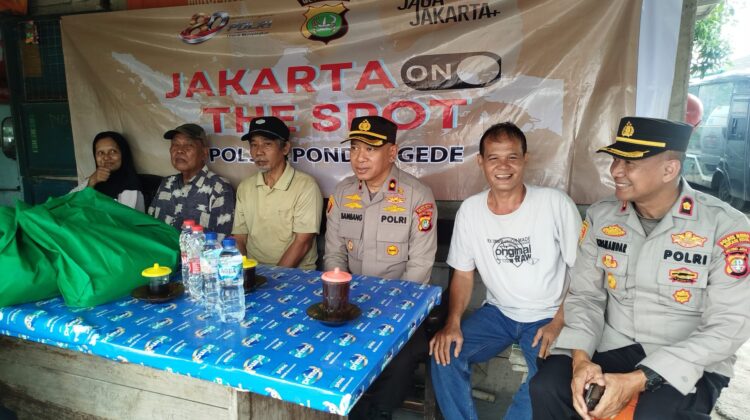 Jakarta On The Spot: Polsek Pondok Gede Penyaluran Paket Sembako di Jaticempaka