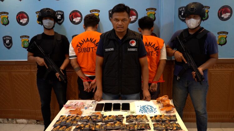 POLDA METRO JAYA MENGGAGALKAN DUA ORANG PENGEDAR ETOMIDATE DAN EKSTASI DALAM KEMASAN BERAS INDIA, TERKAIT JARINGAN MALAYSIA