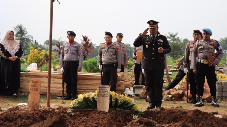 Polres Metro Bekasi Kota Gelar Upacara Persemayaman dan Pemakaman Dinas AKP (Alm) Sugiarto, SH