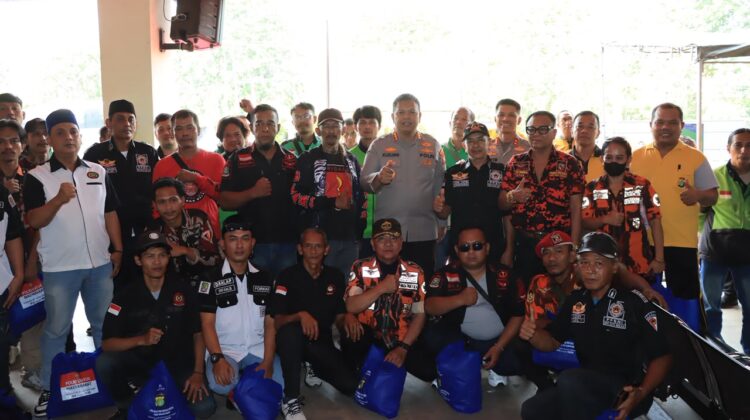 Rangkul Ojol Hingga Ormas, Polres Metro Bekasi Kota Salurkan Bansos Sembako Demi Jaga Ketahanan Pangan Warga