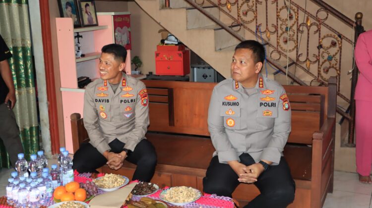 Anjangsana Hari Bhayangkara ke-80: Kapolres Metro Bekasi Kota Sambangi Keluarga Almarhum Iptu H. Supardi