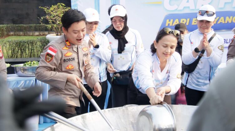 Dapur Jaga Jakarta Meriah, Bobon Santoso Sajikan Tongseng untuk Warga CFD