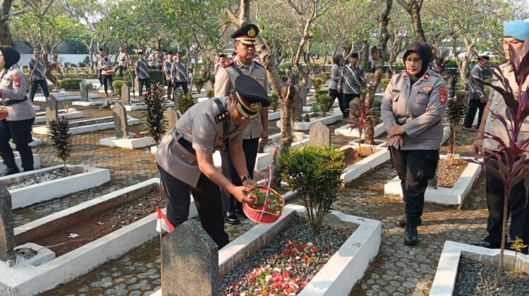 MENGENANG JASA PAHLAWAN, POLRES METRO BEKASI KOTA GELAR UPACARA ZIARAH DAN TABUR BUNGA JELANG HUT BHAYANGKARA KE-80