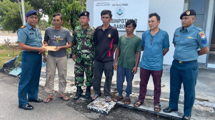 Lanal Dabo Singkep Berikan Tali Asih Kepada ABK KM Handayani Korban Kecelakaan Laut