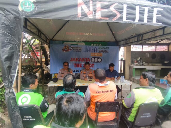 
					Jaga Jakarta On The Spot : Kapolsek Bekasi Barat Ajak Driver Ojek Online Kranji Jaga Kamtibmas dan Salurkan Bantuan Sembako