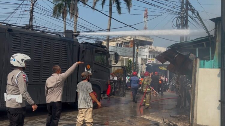 Brimob Polda Metro Jaya Bantu Padamkan Kebakaran Dua Kios di Ciputat