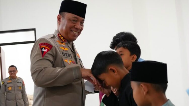 Revitalisasi Masjid Panggilan Sujud, Wakapolri Berbagi Kebahagiaan Bersama Anak-Anak Yatim