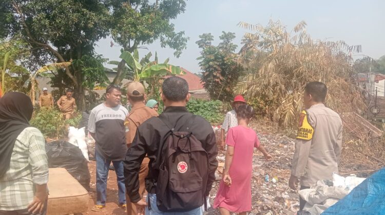 JAGA BEKASI ON THE SPOT: BHABINKAMTIBMAS BERSAMA LURAH JATISARI SERAP ASPIRASI WARGA TERKAIT PEMBAKARAN SAMPAH