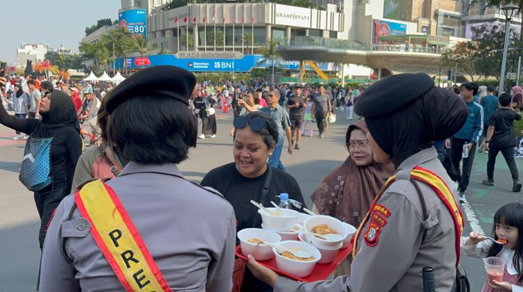 Polda Metro Jaya Gelar Randurlap, Bagikan Makanan Gratis di Bundaran HI