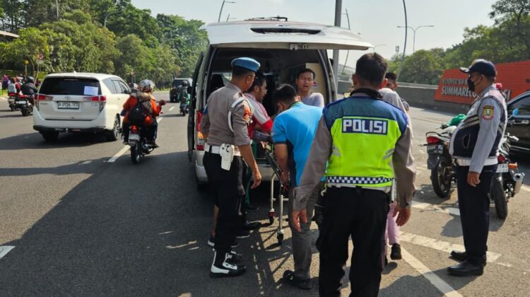 AKSI HUMANIS: Personel Gabungan Polres Metro Bekasi Kota Sigap Tolong Korban Kecelakaan di Flyover Summarecon